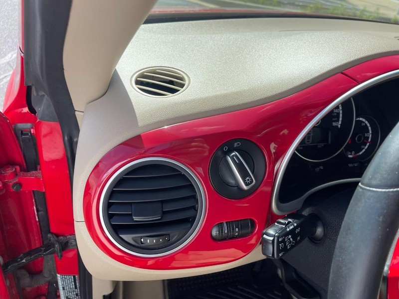 Volkswagen Beetle Coupe Vehicle Image 13