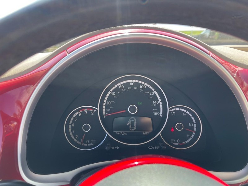 Volkswagen Beetle Coupe Vehicle Image 17