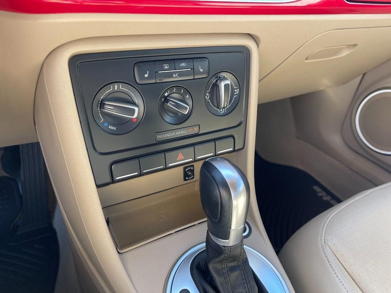 Volkswagen Beetle Coupe Vehicle Image 18