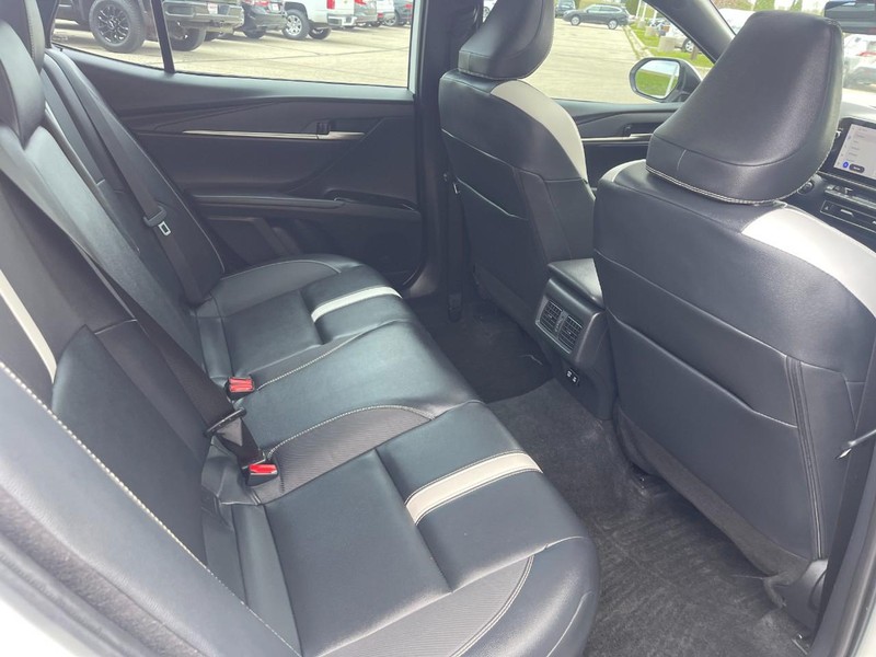 Toyota Camry Vehicle Image 14