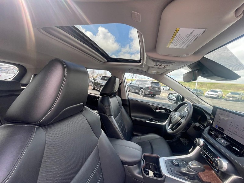 Toyota RAV4 Vehicle Image 10