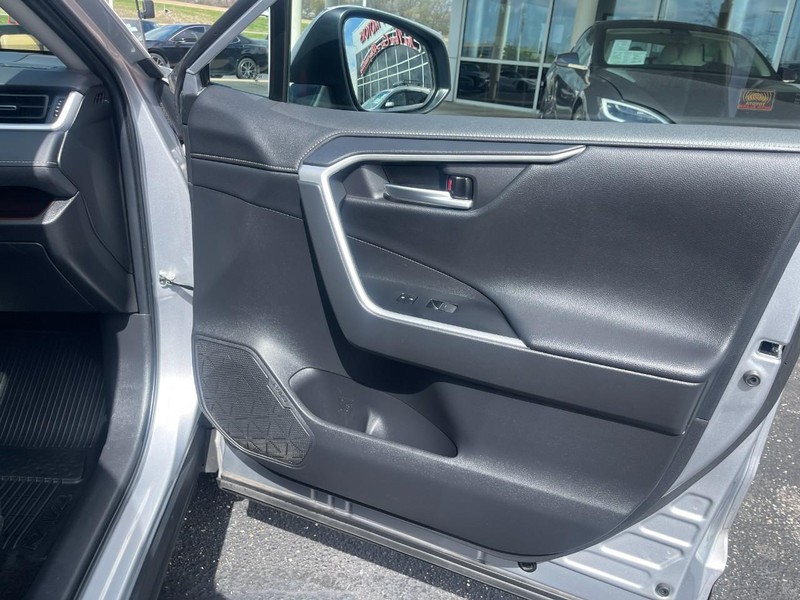 Toyota RAV4 Vehicle Image 12