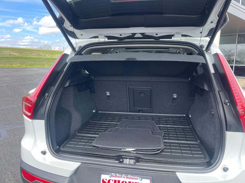 Volvo XC40 Vehicle Image 16