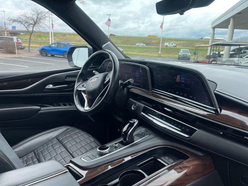 Cadillac Escalade ESV Vehicle Image 10