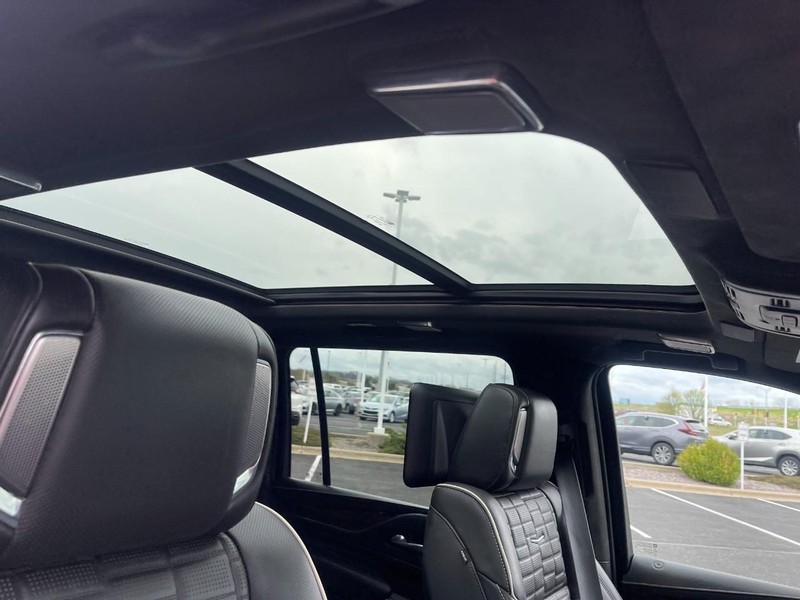 Cadillac Escalade ESV Vehicle Image 11