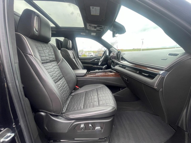 Cadillac Escalade ESV Vehicle Image 12