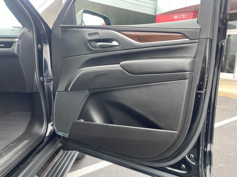 Cadillac Escalade ESV Vehicle Image 13