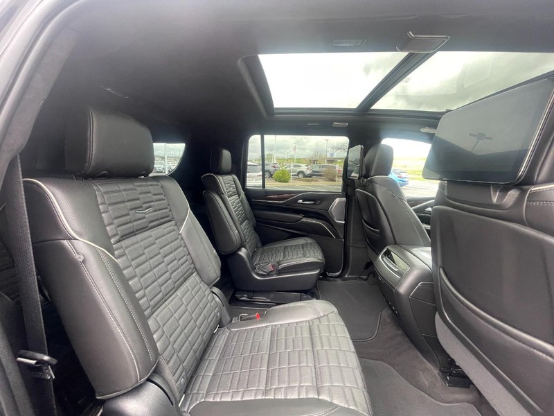 Cadillac Escalade ESV Vehicle Image 15