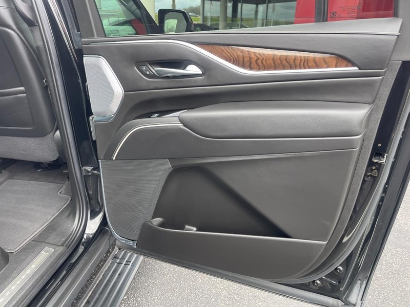 Cadillac Escalade ESV Vehicle Image 18