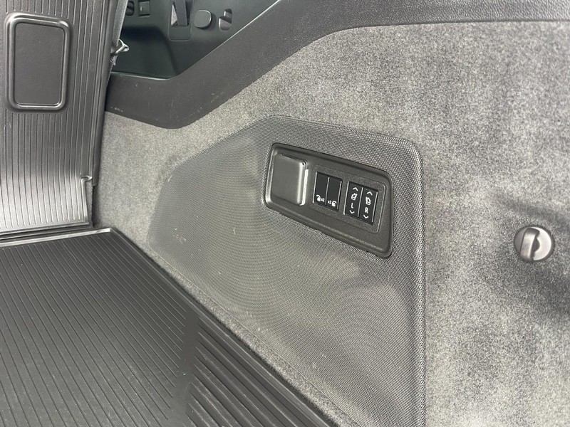 Cadillac Escalade ESV Vehicle Image 20