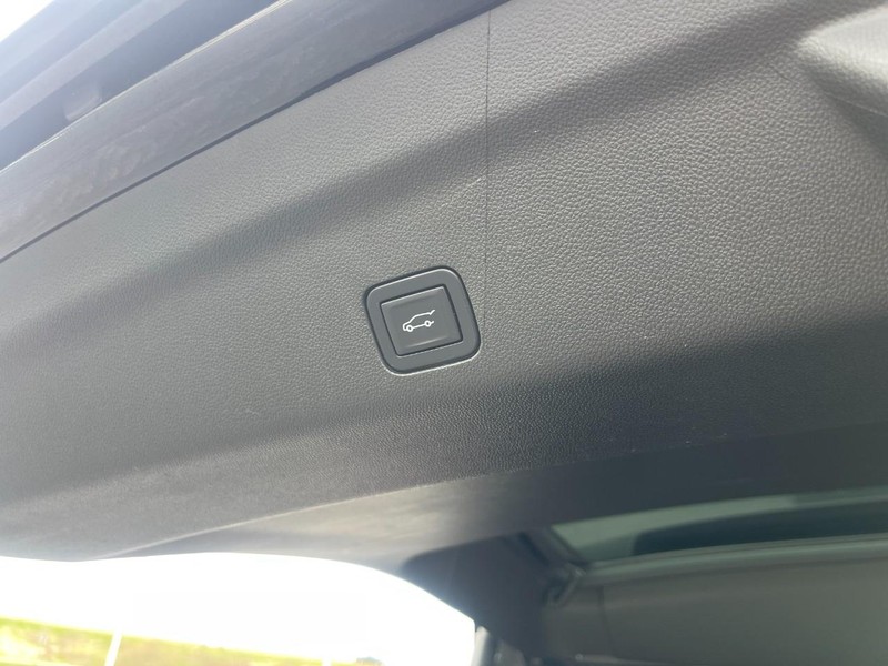 Cadillac Escalade ESV Vehicle Image 21