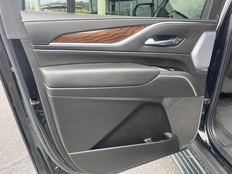 Cadillac Escalade ESV Vehicle Image 23