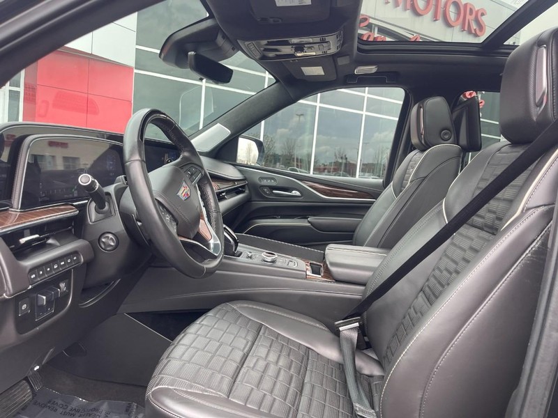 Cadillac Escalade ESV Vehicle Image 24