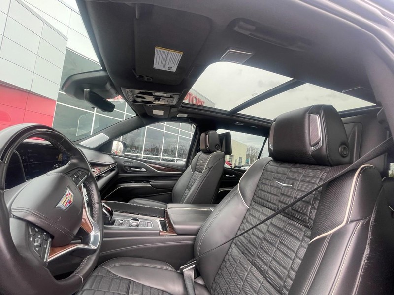 Cadillac Escalade ESV Vehicle Image 25