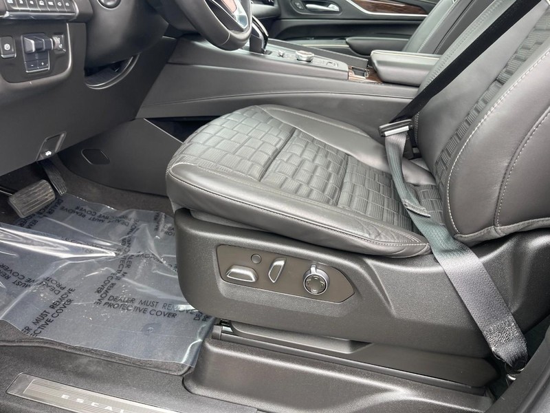 Cadillac Escalade ESV Vehicle Image 26