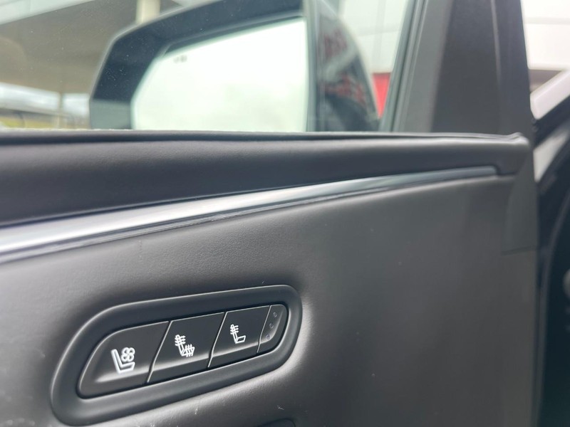 Cadillac Escalade ESV Vehicle Image 27