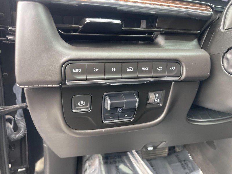 Cadillac Escalade ESV Vehicle Image 29