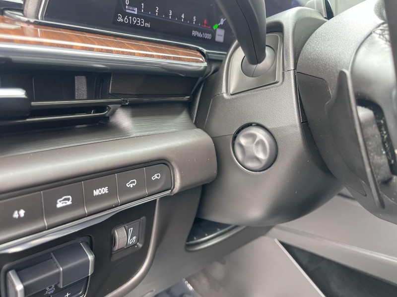 Cadillac Escalade ESV Vehicle Image 30