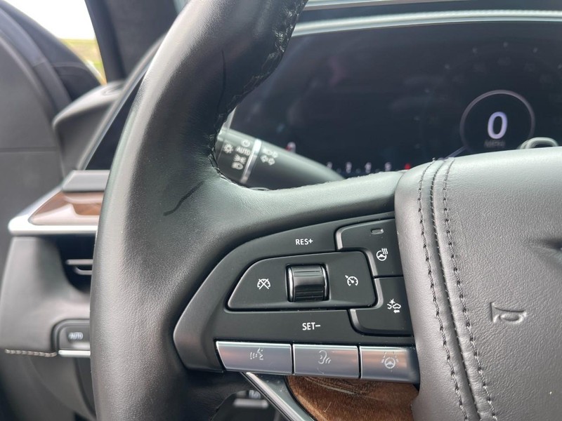 Cadillac Escalade ESV Vehicle Image 32