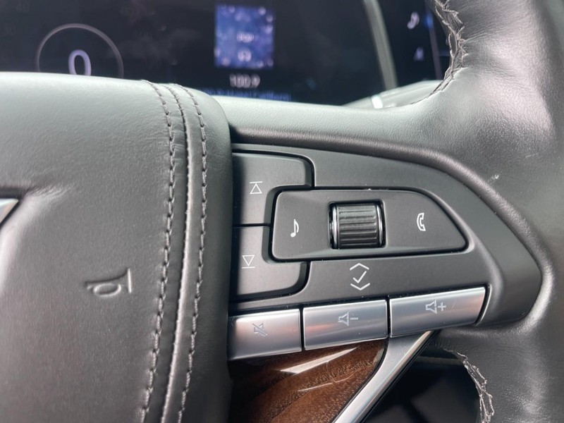 Cadillac Escalade ESV Vehicle Image 33