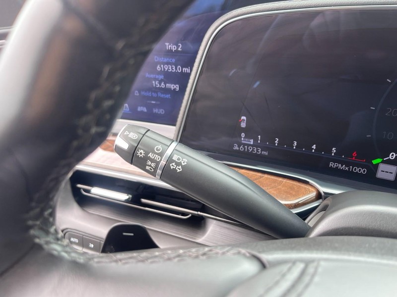 Cadillac Escalade ESV Vehicle Image 34