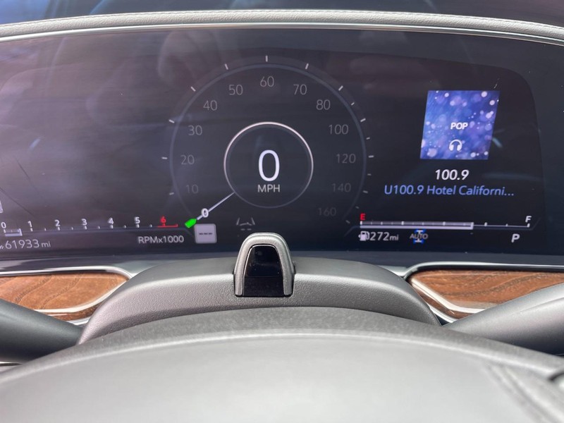 Cadillac Escalade ESV Vehicle Image 35