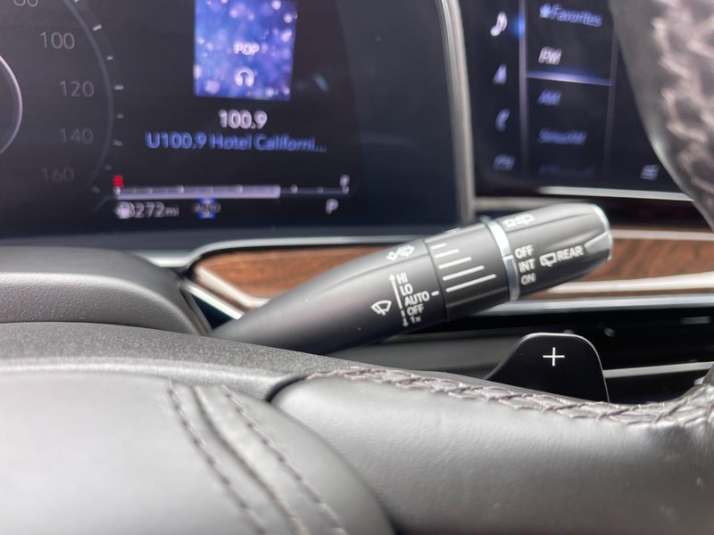 Cadillac Escalade ESV Vehicle Image 36