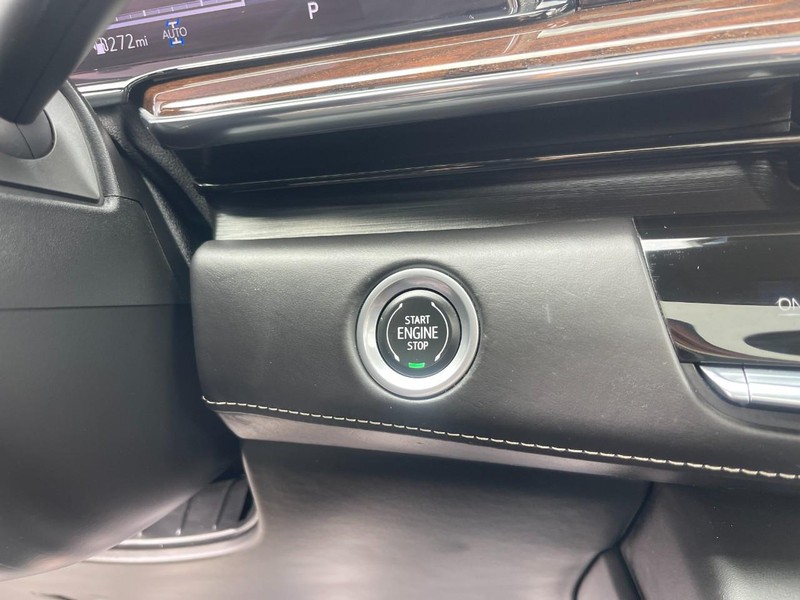 Cadillac Escalade ESV Vehicle Image 38