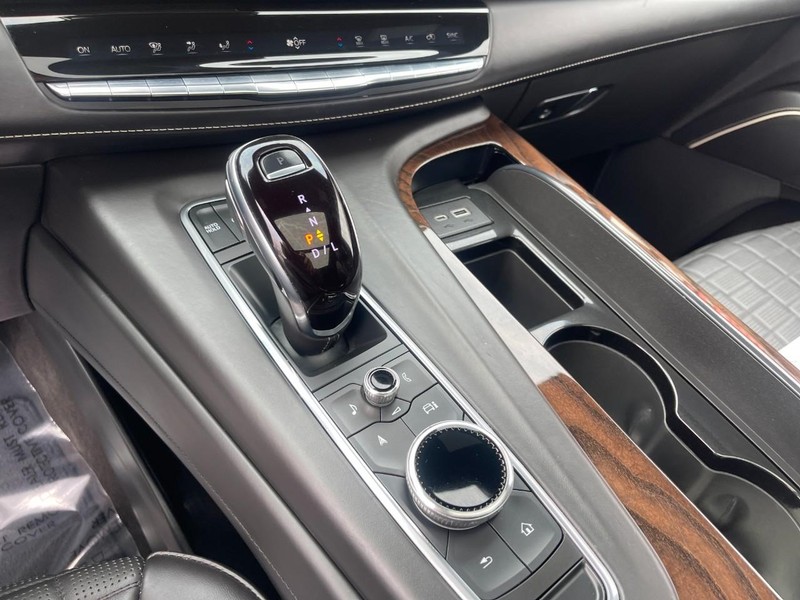 Cadillac Escalade ESV Vehicle Image 39