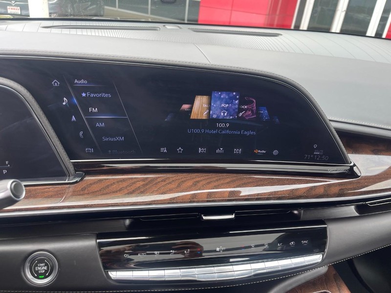 Cadillac Escalade ESV Vehicle Image 40