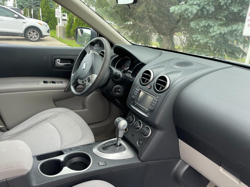 Nissan Rogue Vehicle Image 02