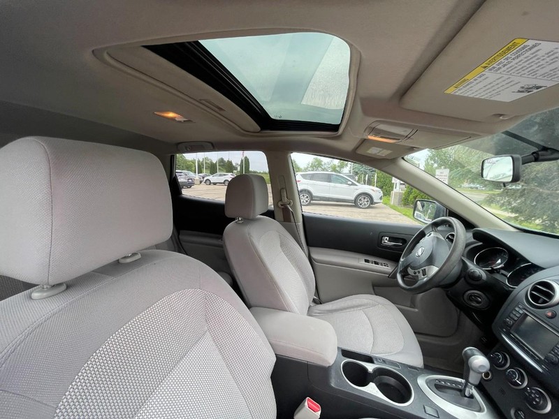 Nissan Rogue Vehicle Image 03