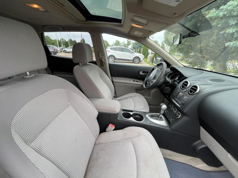 Nissan Rogue Vehicle Image 04