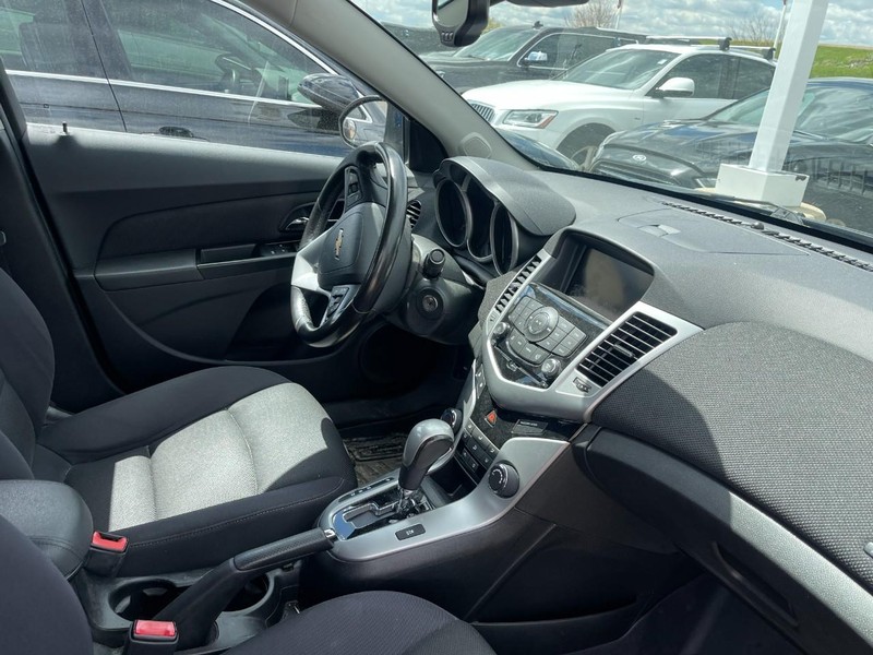 Chevrolet Cruze Vehicle Image 02