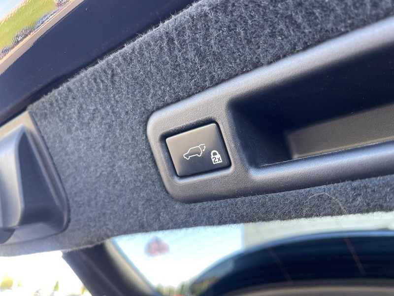 Lexus RX Vehicle Image 17