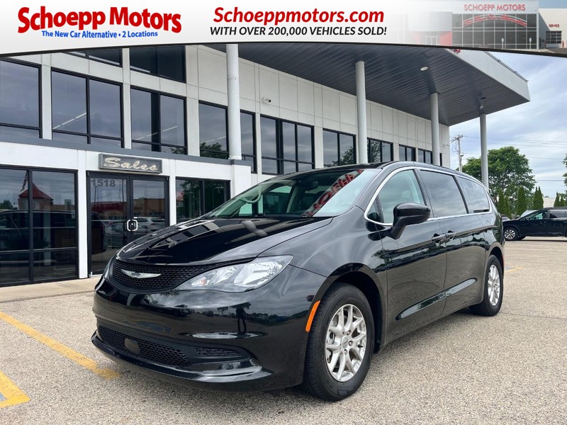 2023 Chrysler Voyager LX's photo