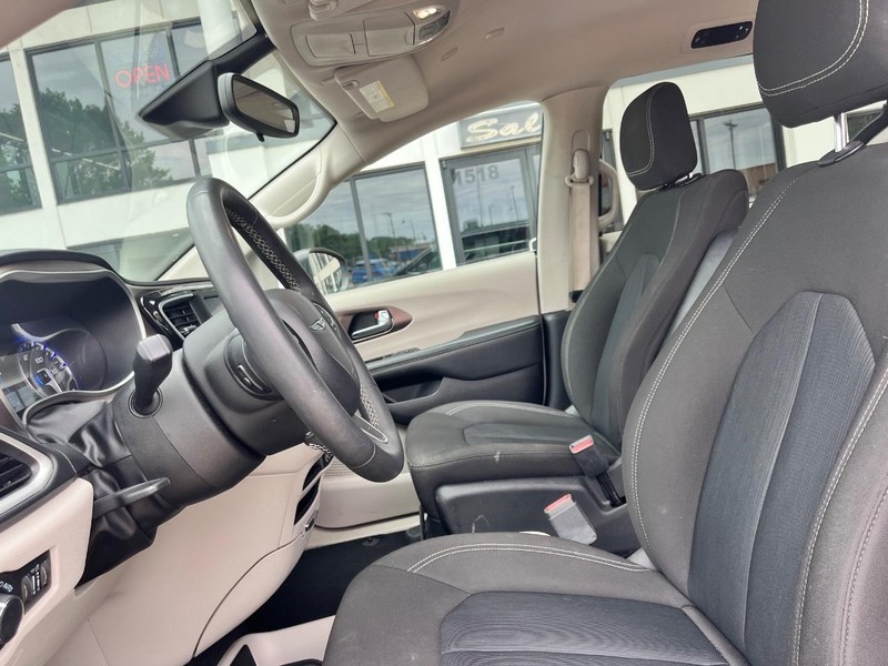 Chrysler Voyager Vehicle Image 12