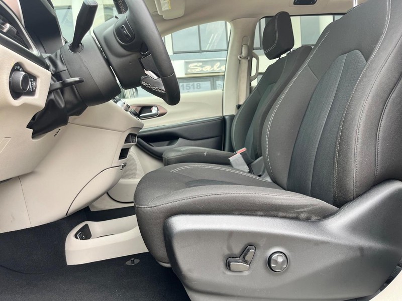 Chrysler Voyager Vehicle Image 13