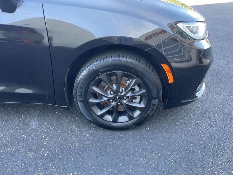 Chrysler Pacifica Vehicle Image 07
