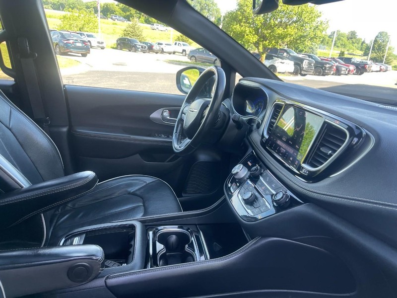 Chrysler Pacifica Vehicle Image 09