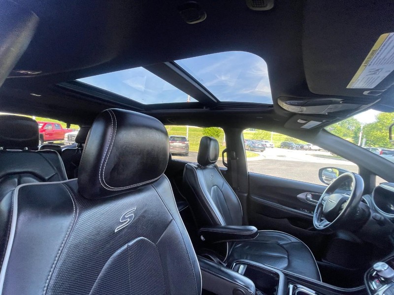 Chrysler Pacifica Vehicle Image 10