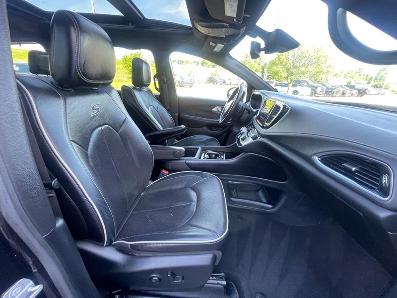 Chrysler Pacifica Vehicle Image 11