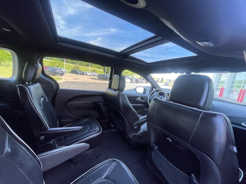 Chrysler Pacifica Vehicle Image 15