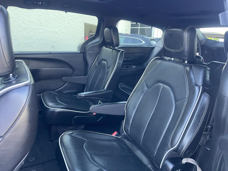 Chrysler Pacifica Vehicle Image 19