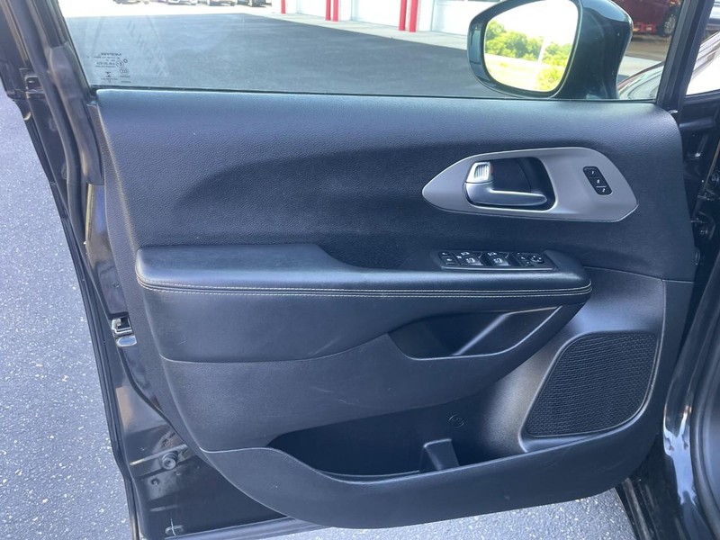 Chrysler Pacifica Vehicle Image 21