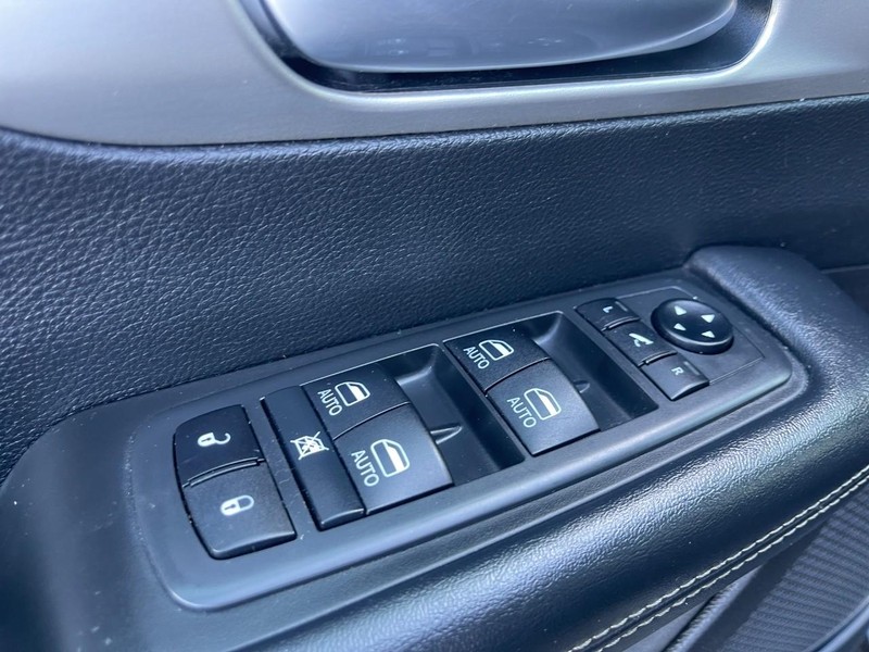 Chrysler Pacifica Vehicle Image 22