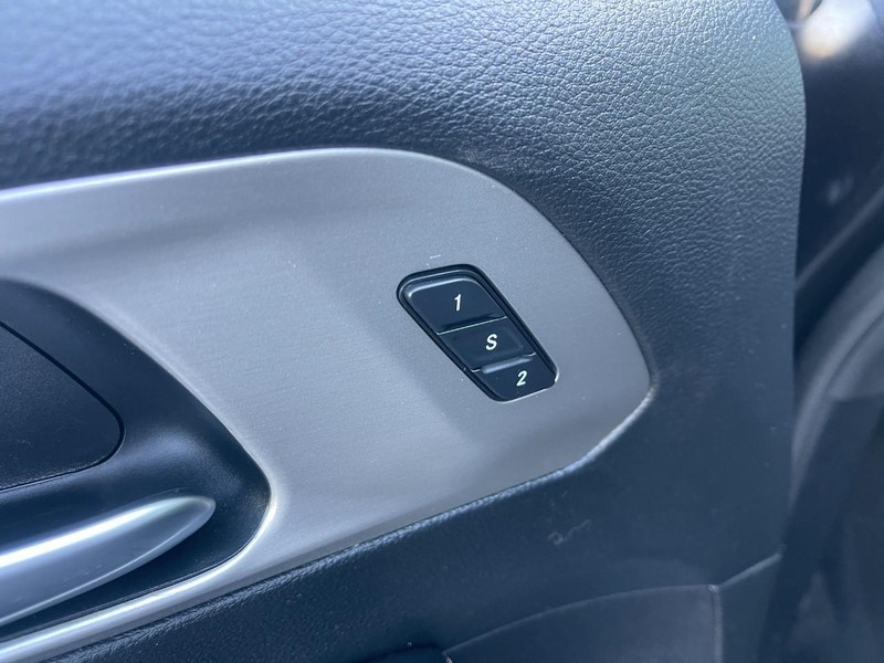 Chrysler Pacifica Vehicle Image 23