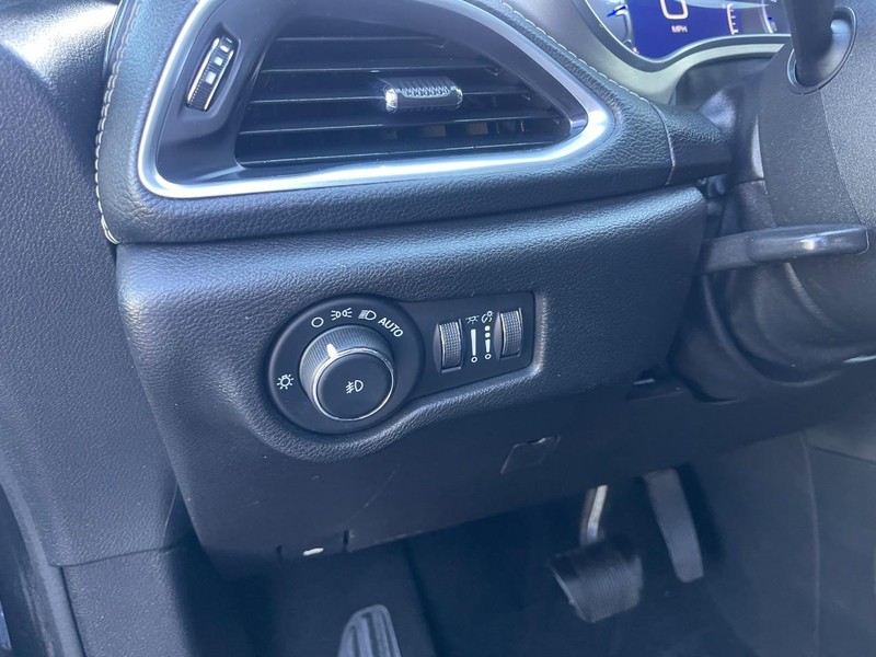 Chrysler Pacifica Vehicle Image 24