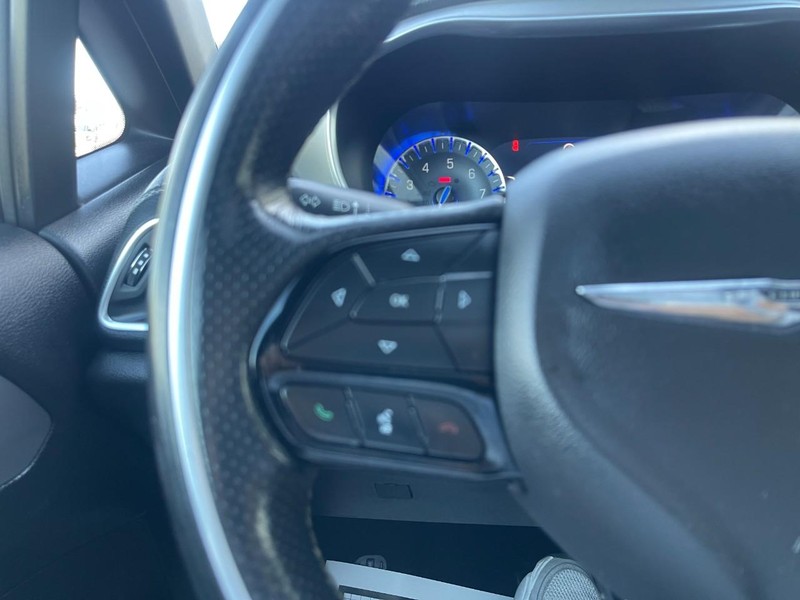 Chrysler Pacifica Vehicle Image 26