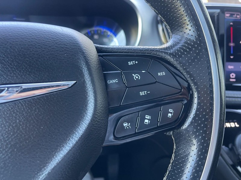 Chrysler Pacifica Vehicle Image 27